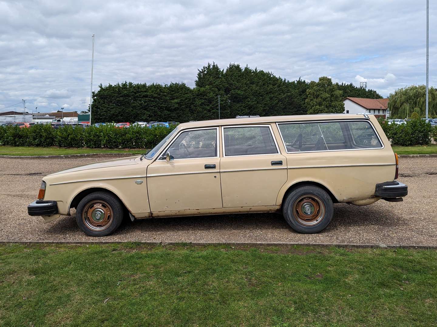 <p>1977 VOLVO 245 DL ESTATE&nbsp;</p>