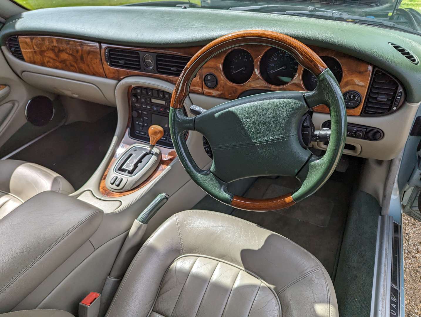 <p>2002 JAGUAR SOVEREIGN 4.0 V8 LWB AUTO</p>