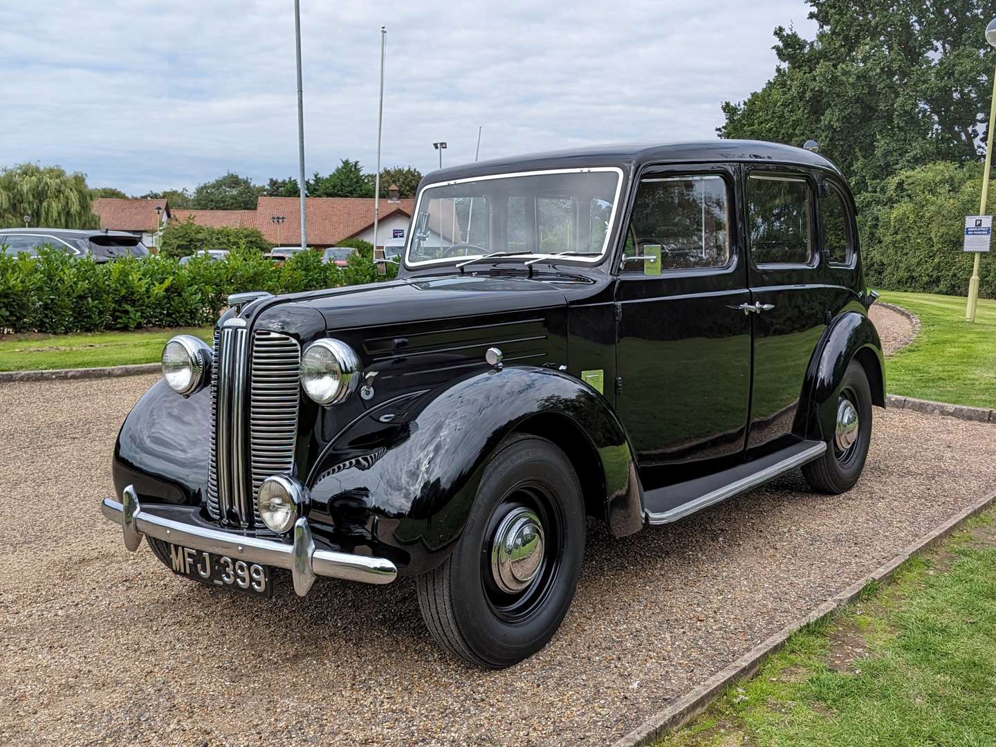 <p>1951 AUSTIN FL1 HIRE CAR&nbsp;</p>