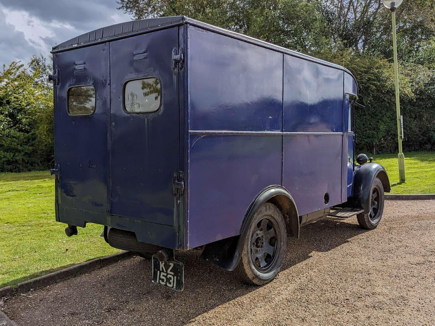 <p>1948 MORRIS COMMERCIAL VAN</p>