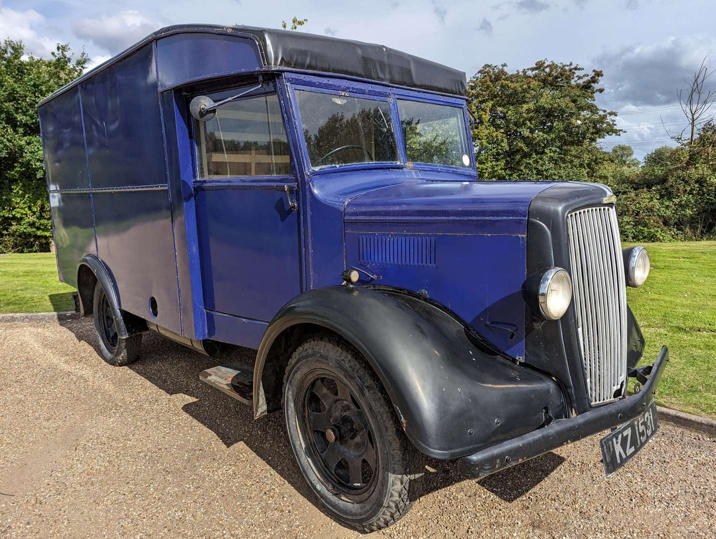 <p>1948 MORRIS COMMERCIAL VAN</p>