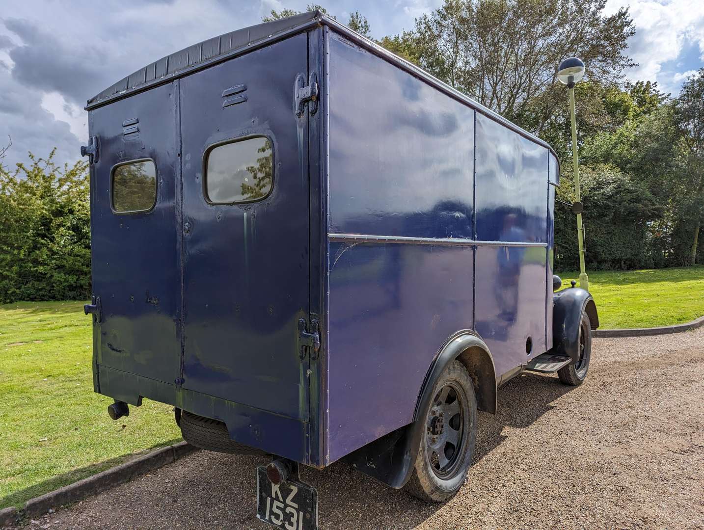 <p>1948 MORRIS COMMERCIAL VAN</p>