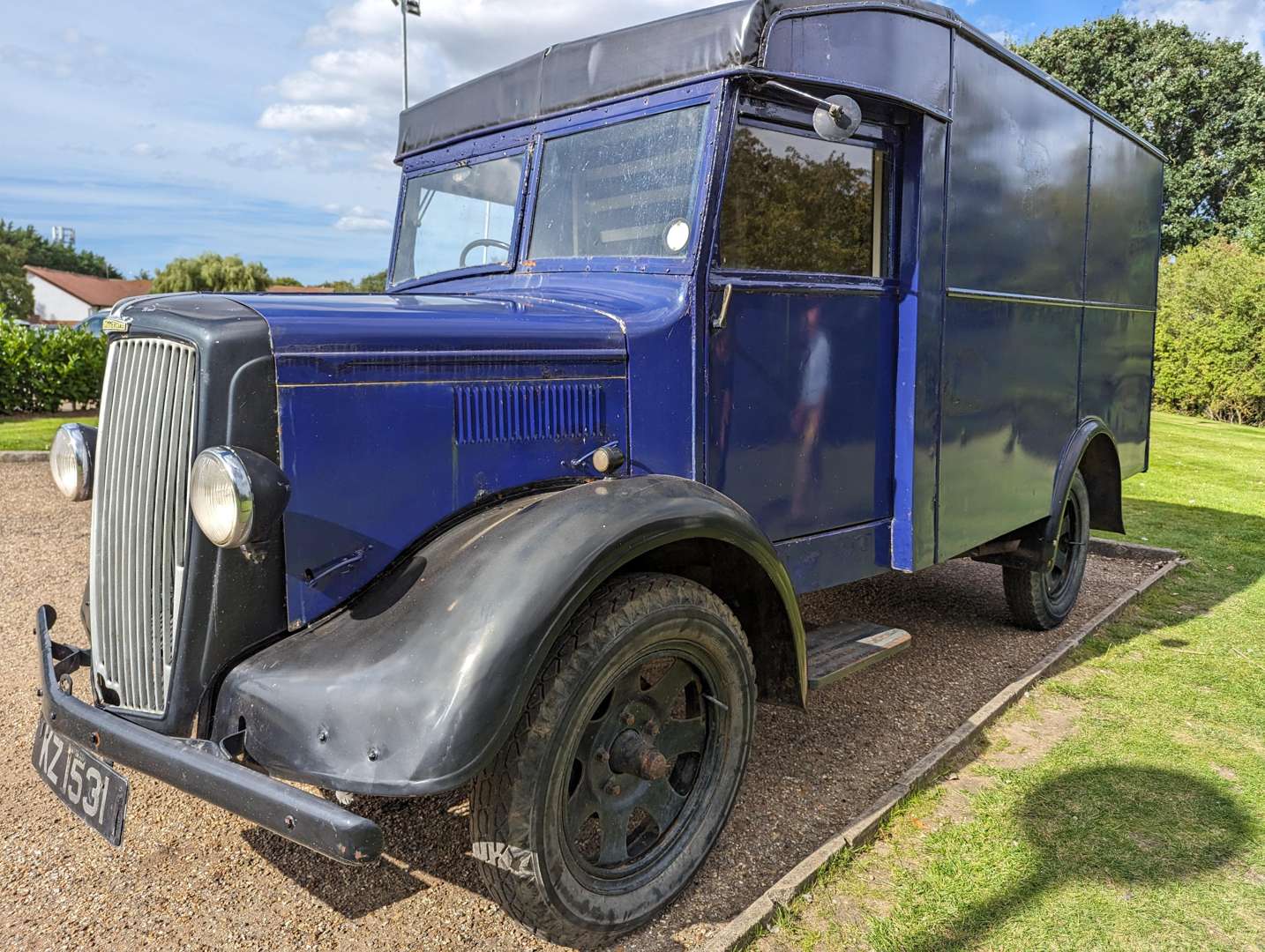 <p>1948 MORRIS COMMERCIAL VAN</p>