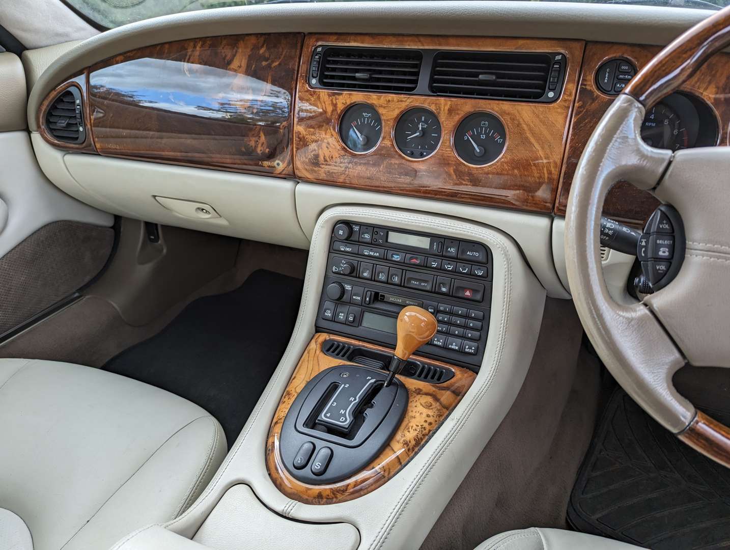 <p>2001 JAGUAR XKR 4.0 AUTO</p>