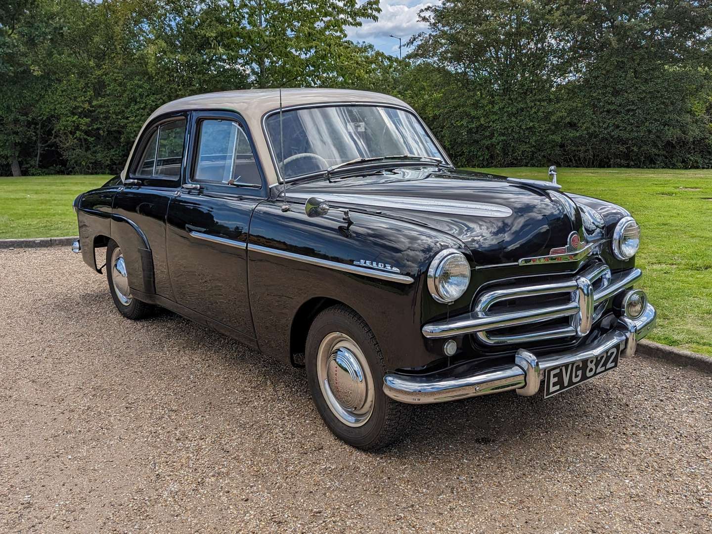 <p>1952 VAUXHALL VELOX</p>