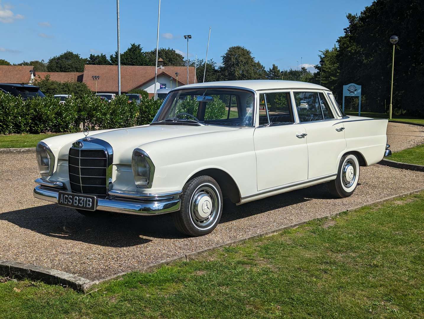 <p>1964 MERCEDES W111 220S SALOON</p>