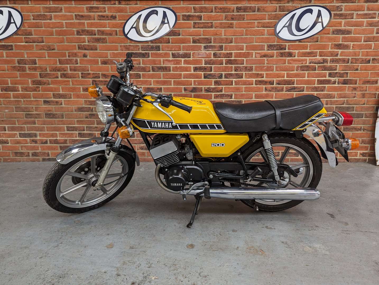 <p>1981 YAMAHA RD 200</p>