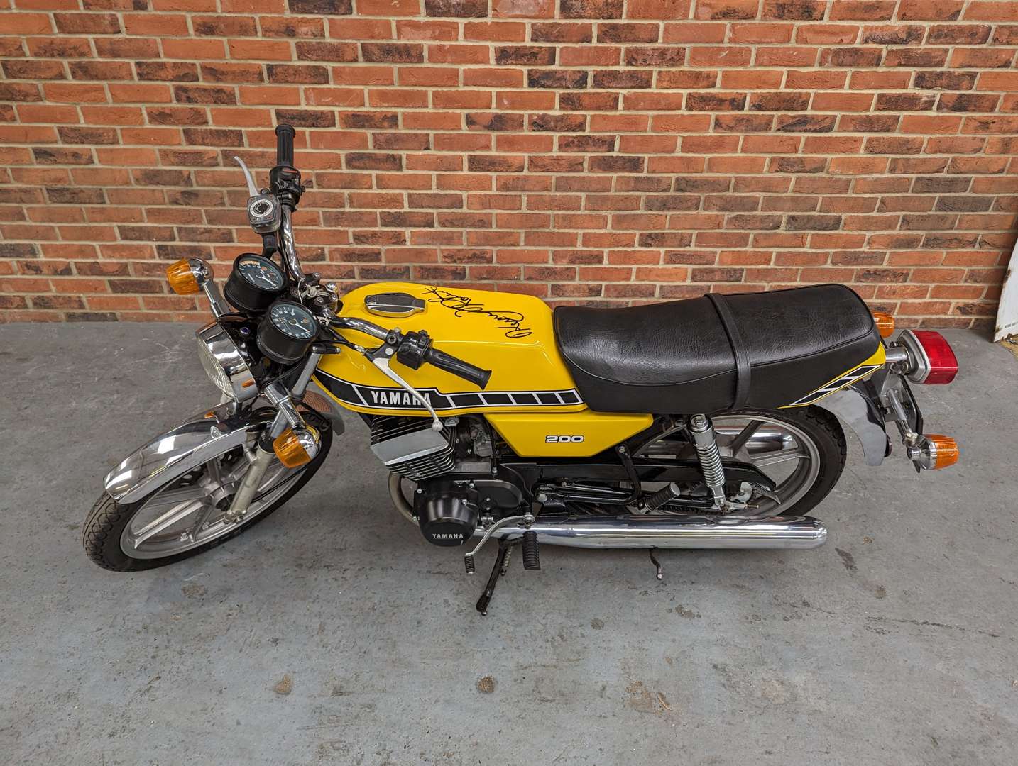 <p>1981 YAMAHA RD 200</p>