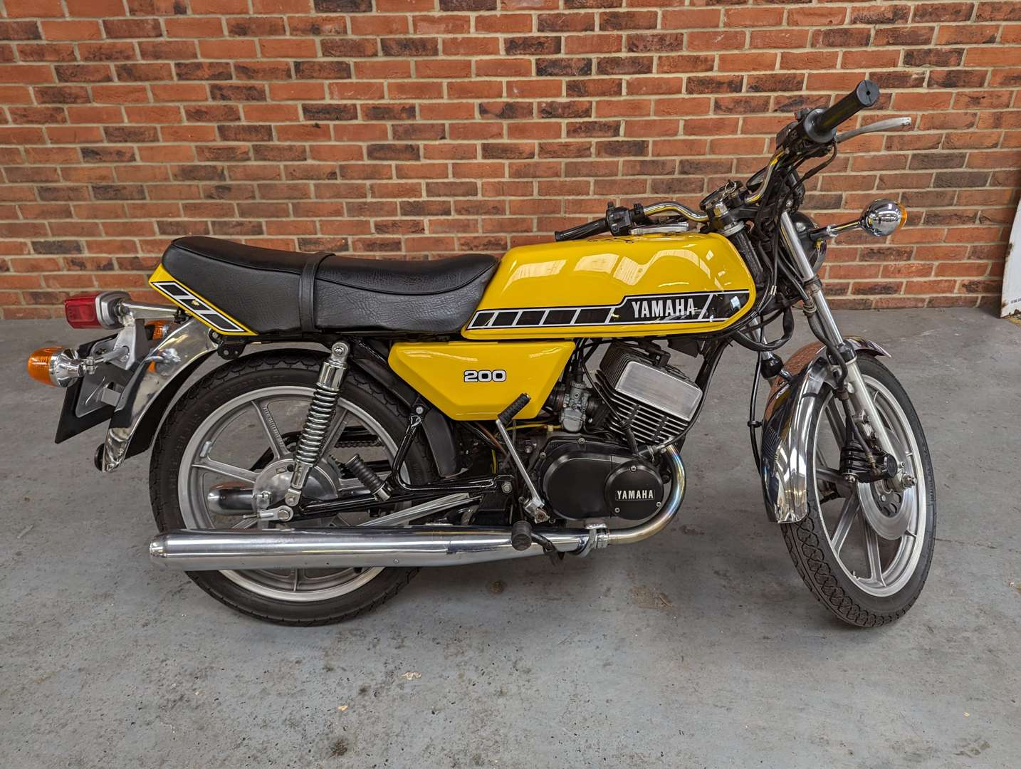 <p>1981 YAMAHA RD 200</p>