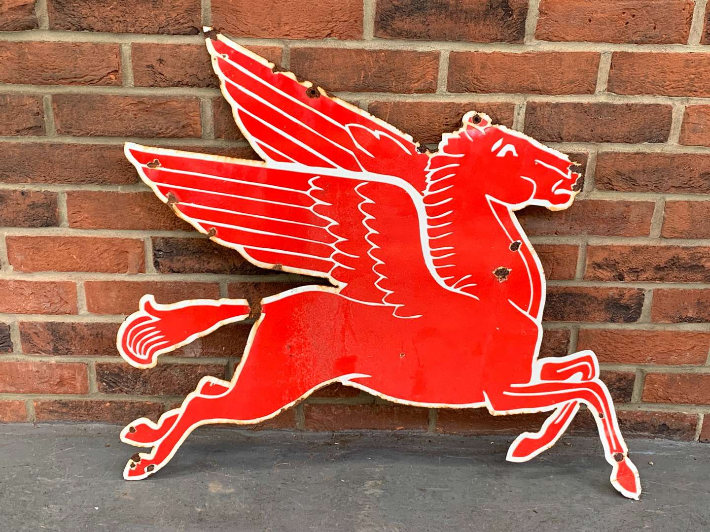 <p>Enamel Mobiloil Pegasus Emblem Sign</p>