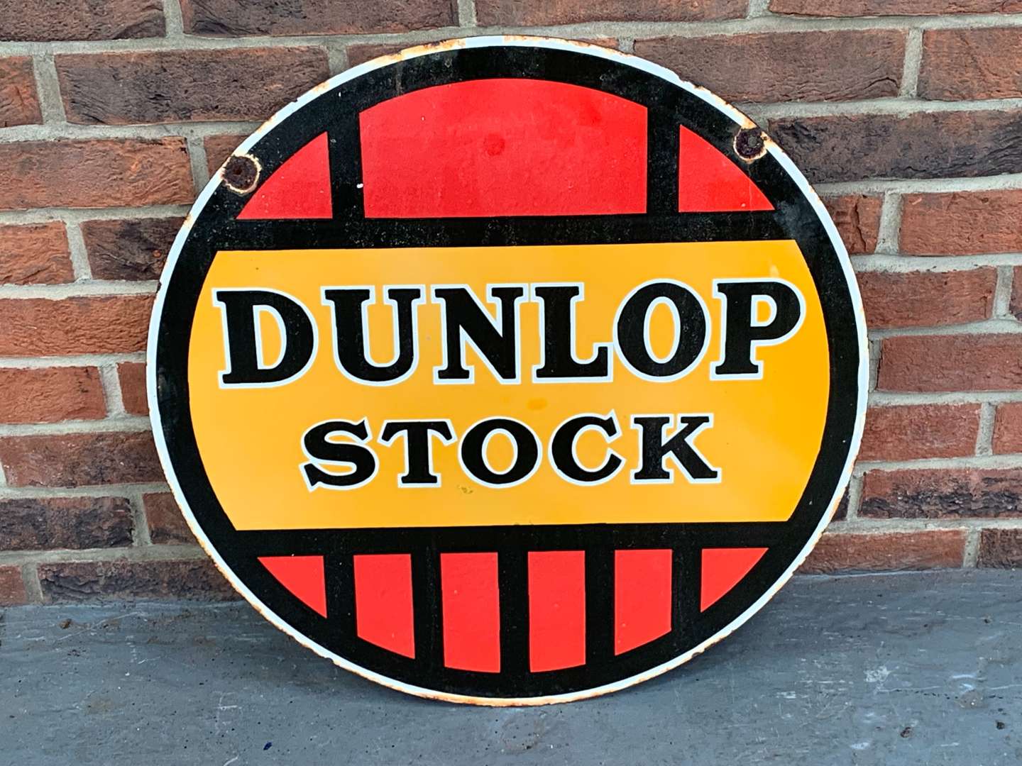 <p>Enamel Dunlop Stock Circular Sign&nbsp;</p>