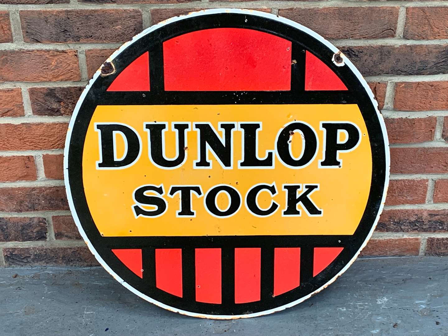 <p>Enamel Dunlop Stock Circular Sign&nbsp;</p>