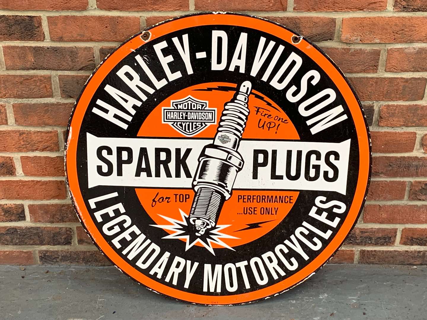 <p>Enamel Harley-Davidson Spark Plug Circular Sign&nbsp;</p>