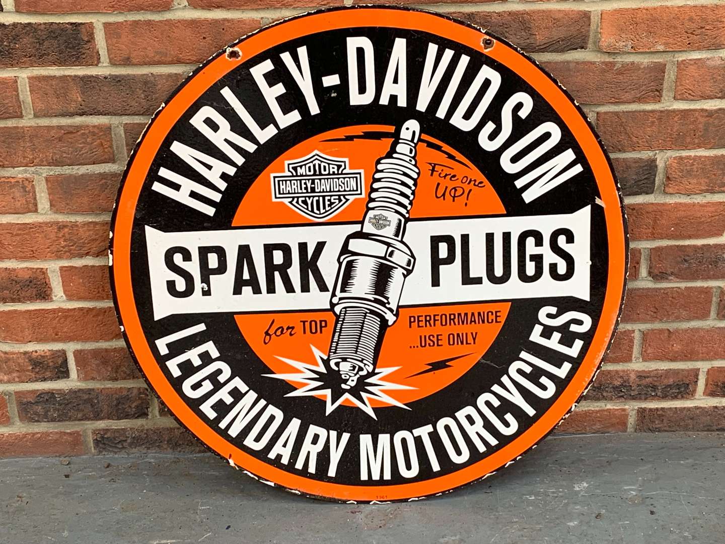 <p>Enamel Harley-Davidson Spark Plug Circular Sign&nbsp;</p>