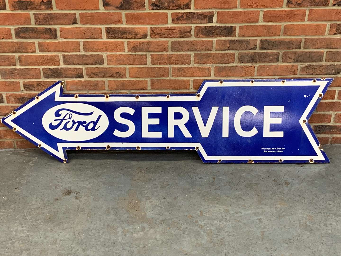 <p>Enamel Large Ford Service Arrow Sign</p>
