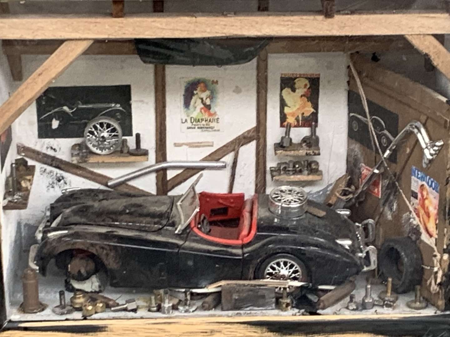 <p>Cased XK120 Garage Diorama</p>