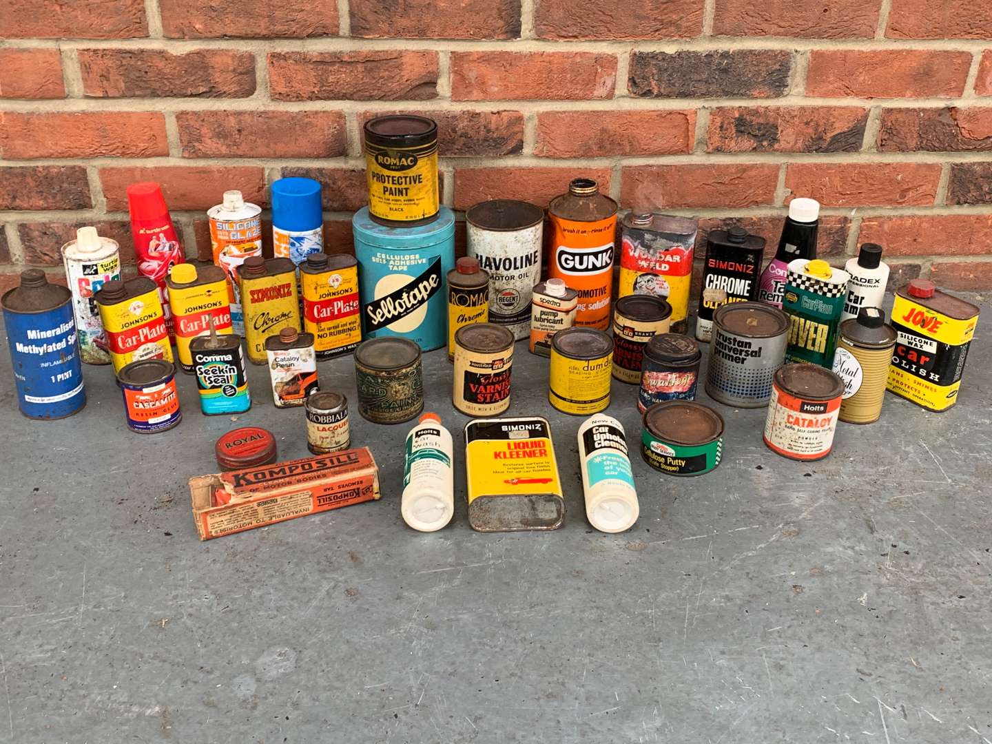 <p>Quantity of Oil Cans and Lubricants</p>