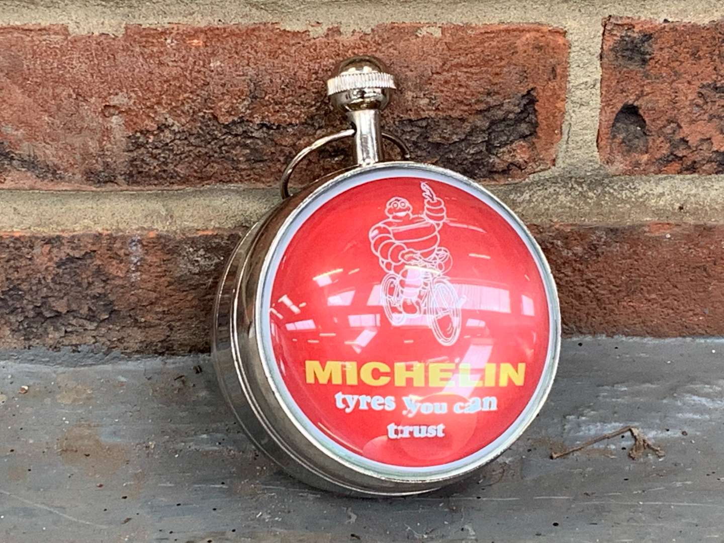 <p>Modern Bulls Eye Glass Michelin Clock</p>