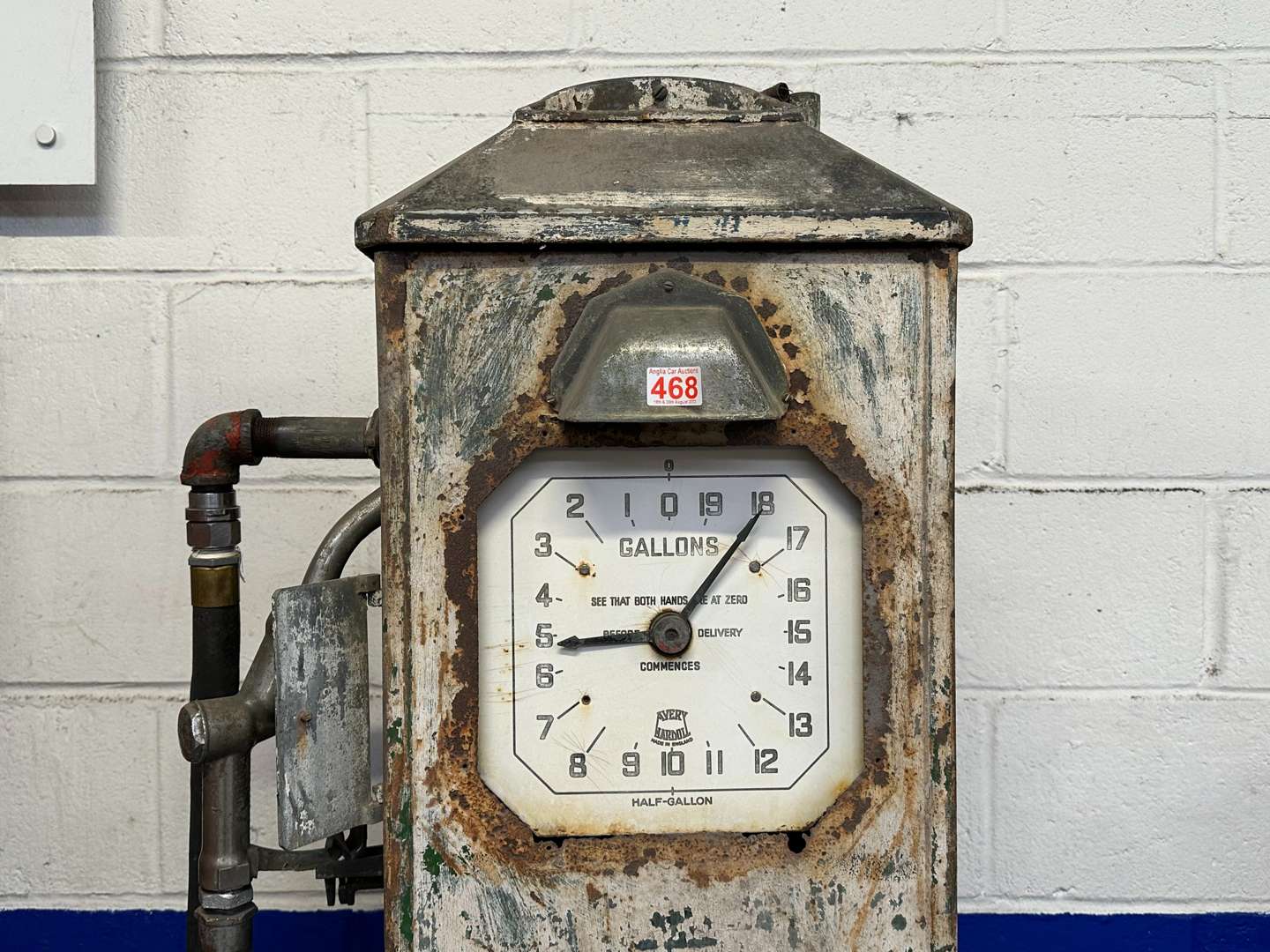 <p>1930's Avery Hardoll Clock Face Petrol Pump</p><p><br>&nbsp;</p>