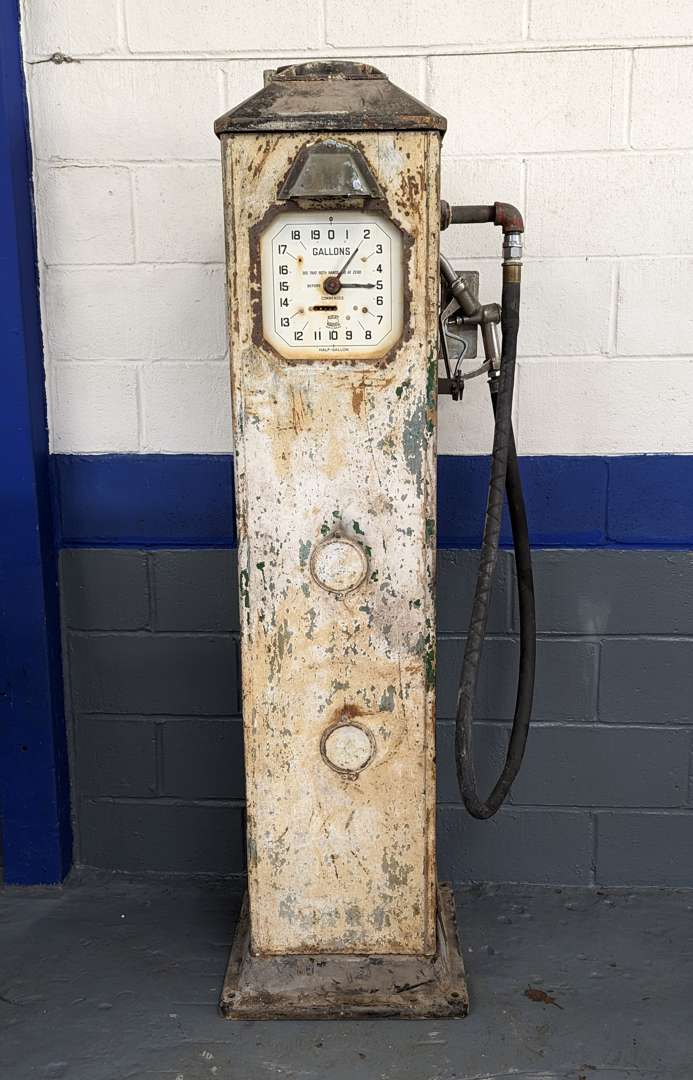 <p>1930's Avery Hardoll Clock Face Petrol Pump</p><p><br>&nbsp;</p>