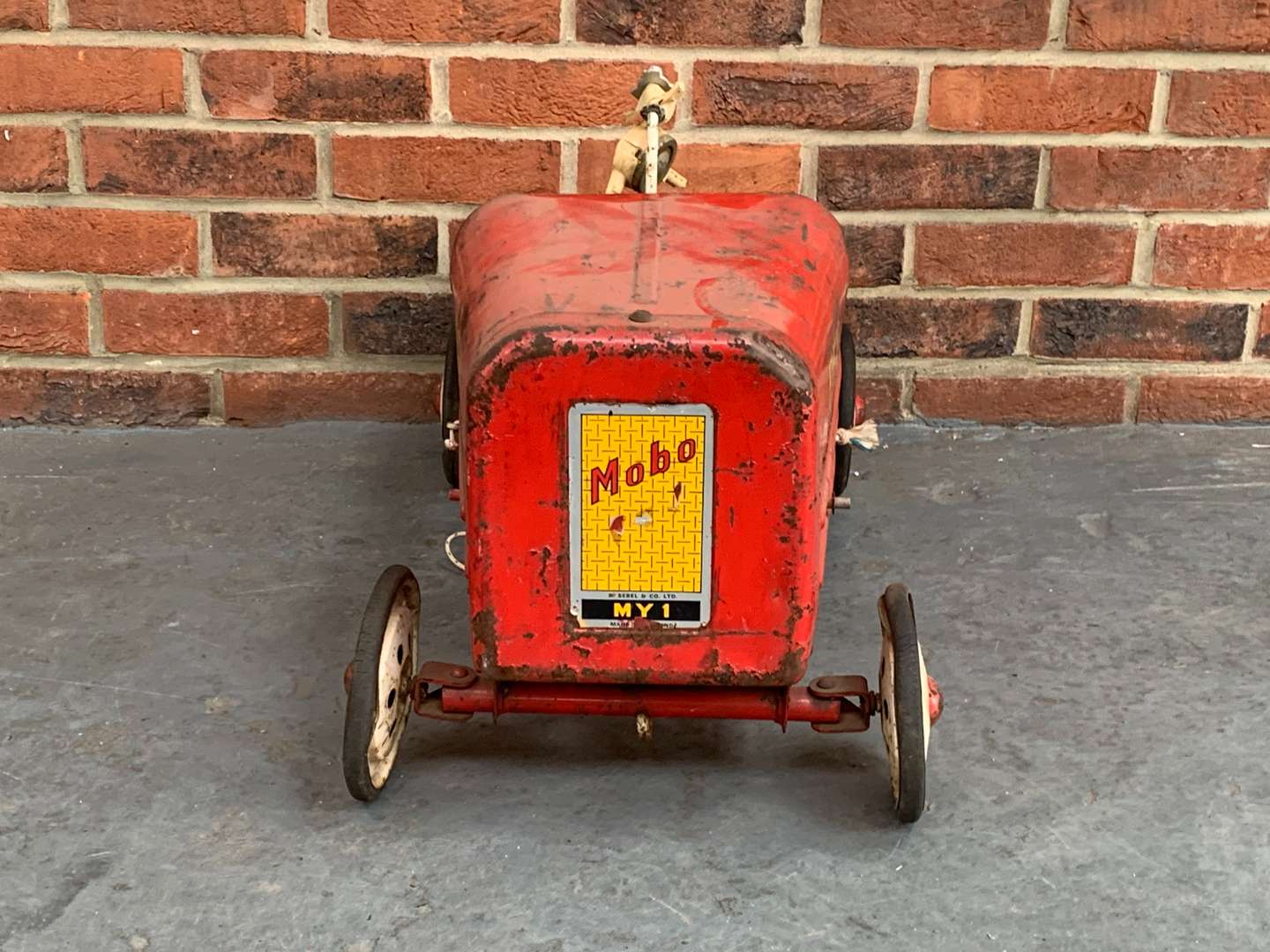 <p>Vintage MOBO Tin Plate Childs Pedal Car&nbsp;</p>
