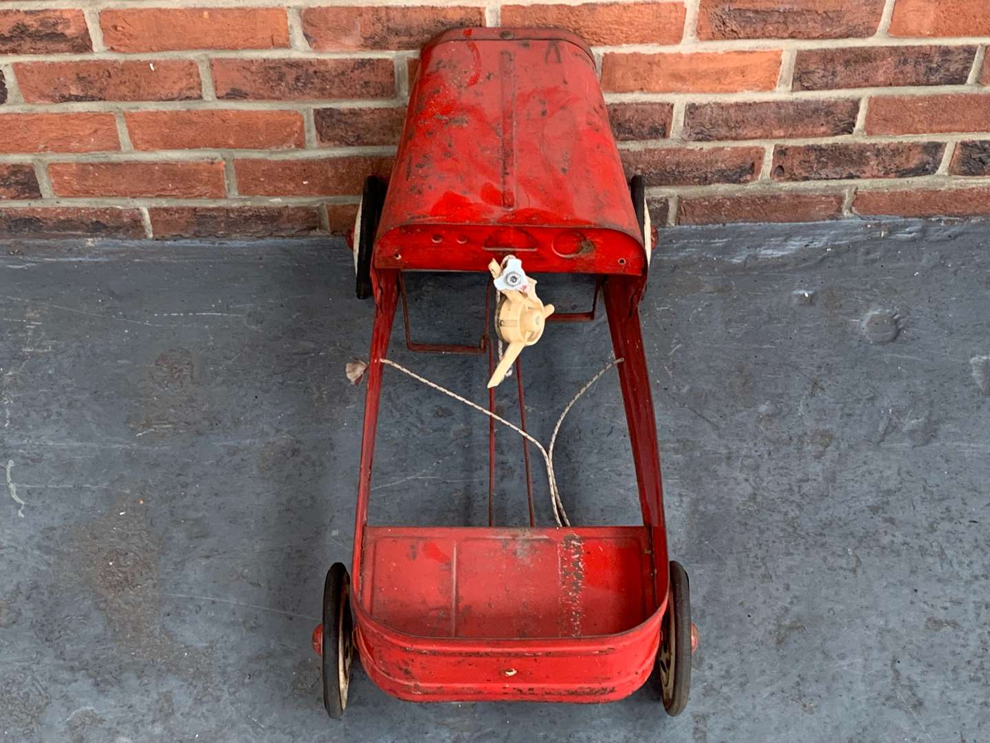 <p>Vintage MOBO Tin Plate Childs Pedal Car&nbsp;</p>