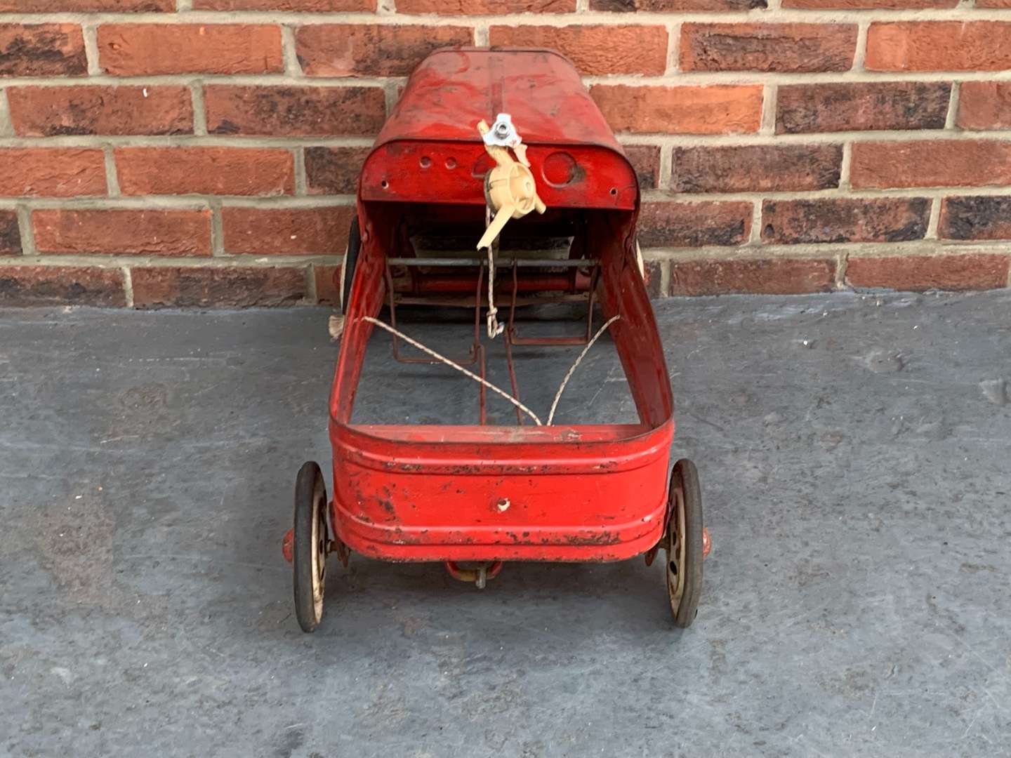 <p>Vintage MOBO Tin Plate Childs Pedal Car&nbsp;</p>
