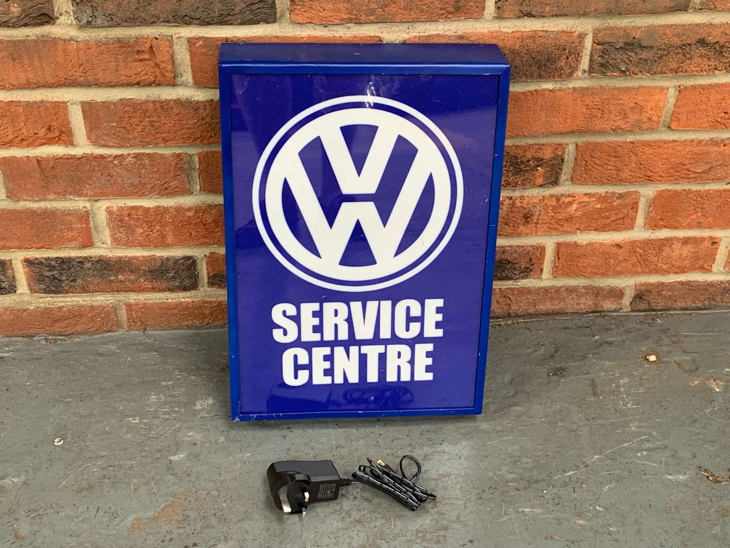 <p>Modern Illuminated VW Service Centre Sign</p>