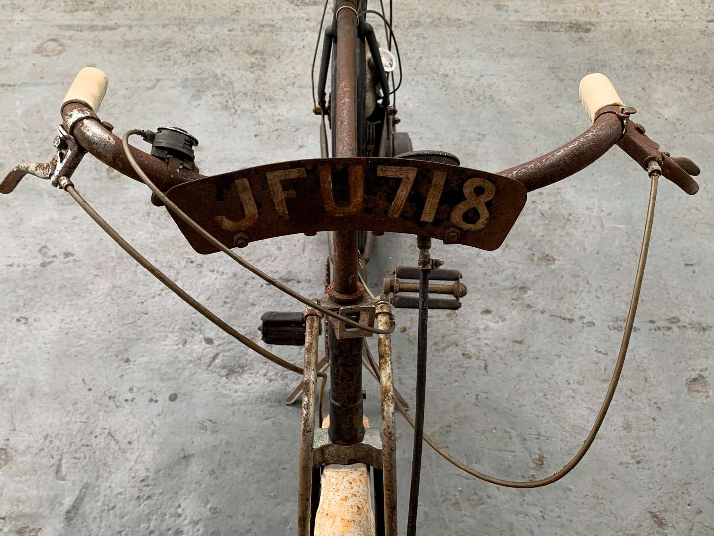 <p>Vintage Autocycle Reg (JFU 718)</p>