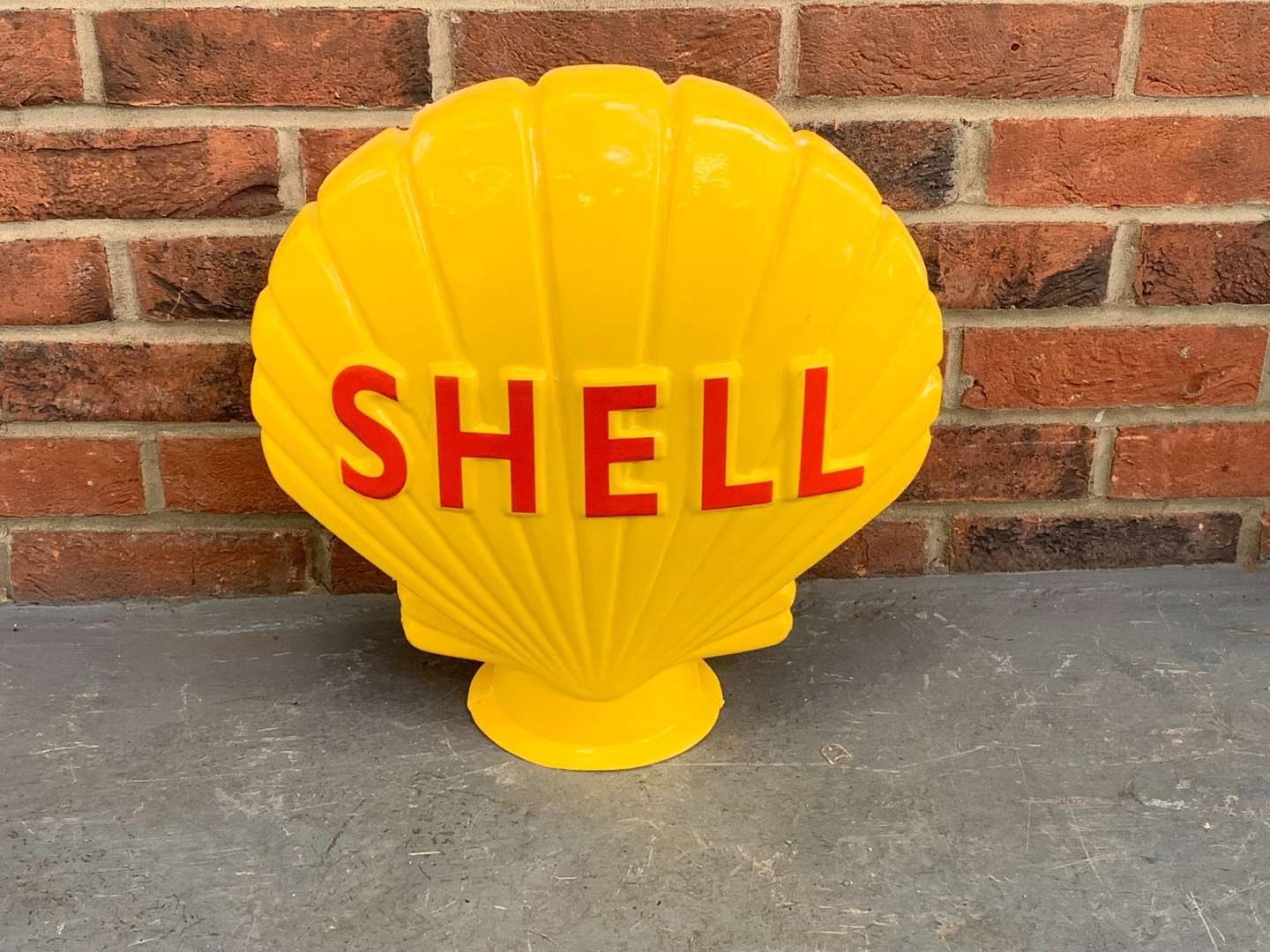 <p>Modern Plastic Shell Petrol Globe</p>