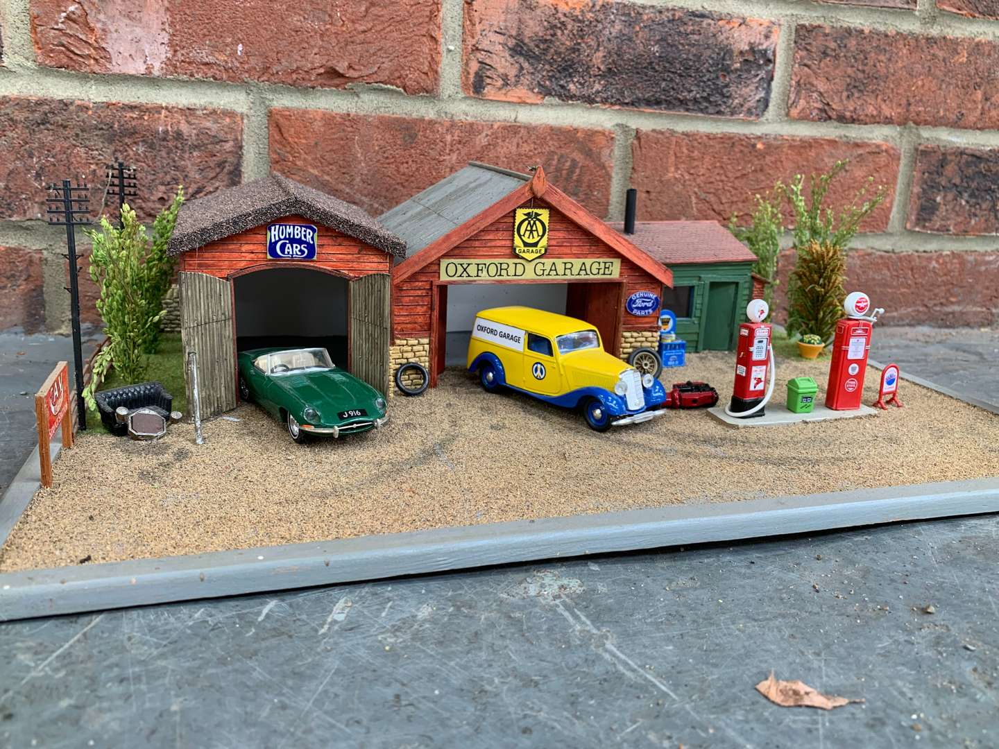 <p>1:43 Scale Oxford Garage Model and Cars</p>