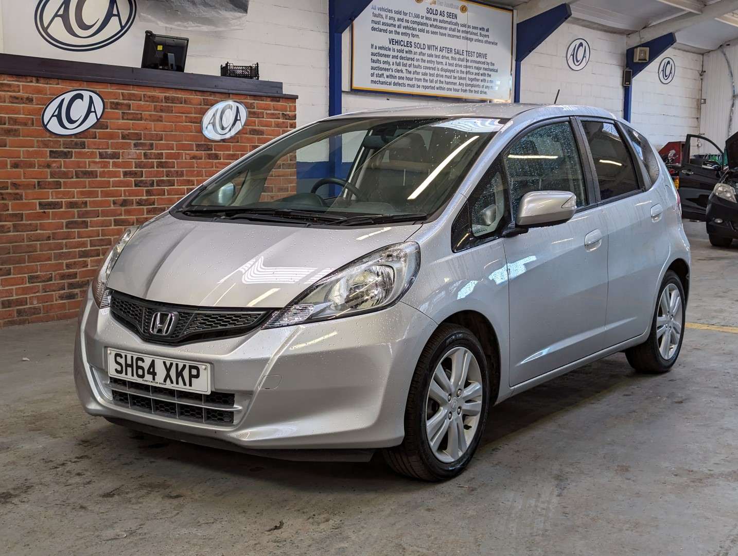 <p>2014 HONDA JAZZ ES + I-VTEC CVT</p>