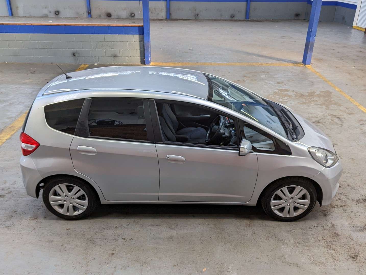 <p>2014 HONDA JAZZ ES + I-VTEC CVT</p>