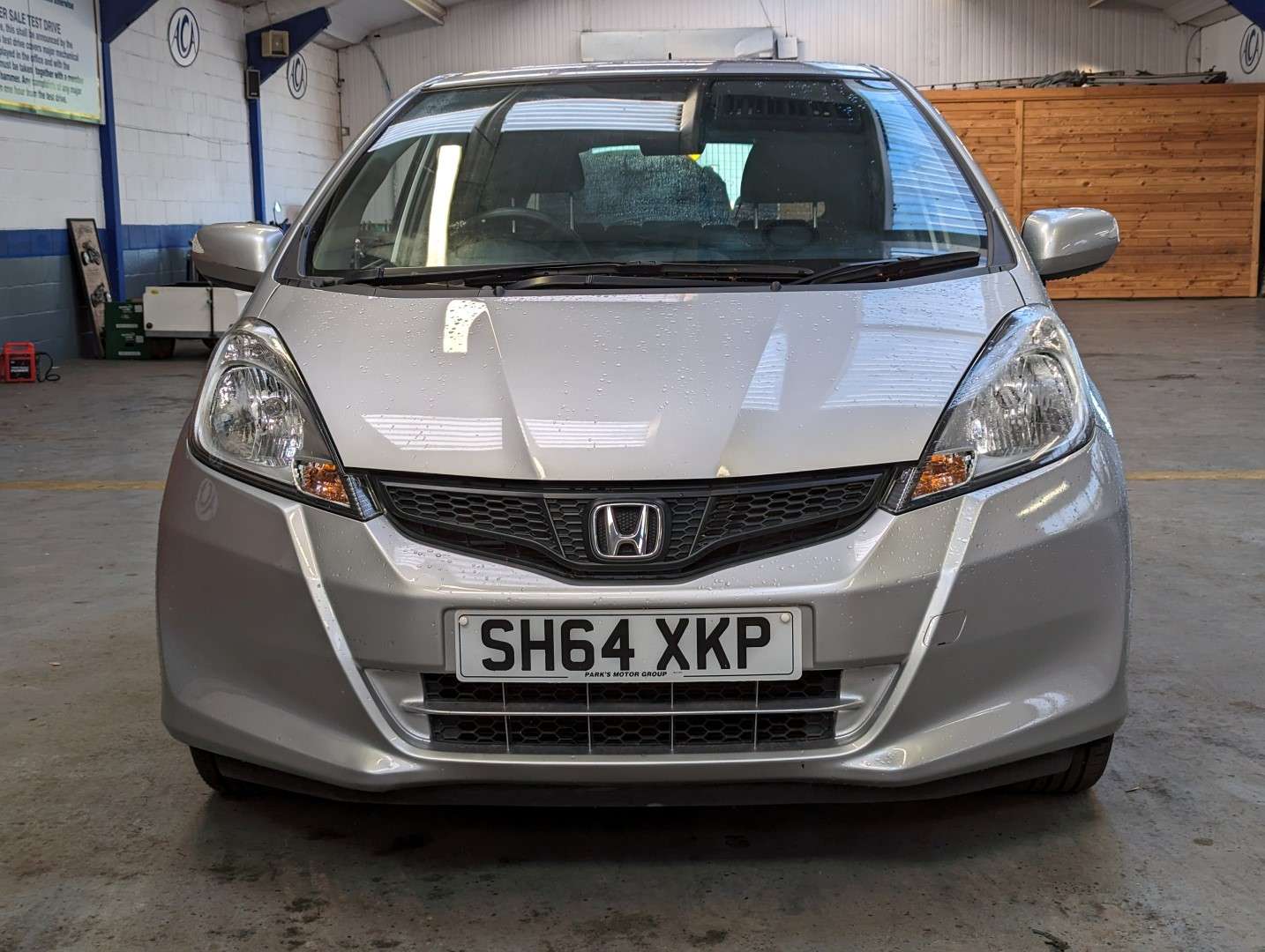 <p>2014 HONDA JAZZ ES + I-VTEC CVT</p>