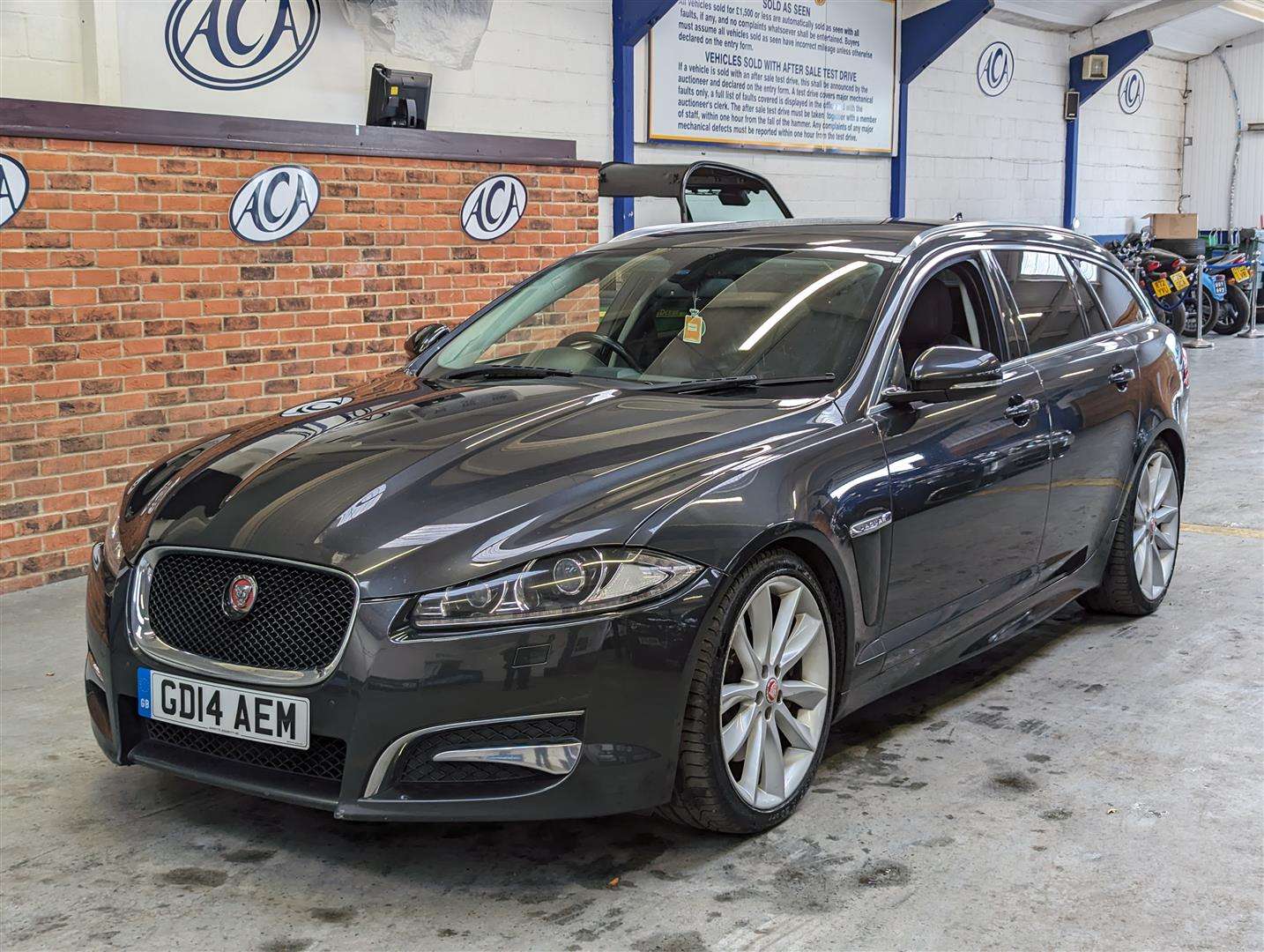 <p>2014 JAGUAR XF S PORTFOL SPORTBRAKE V</p>