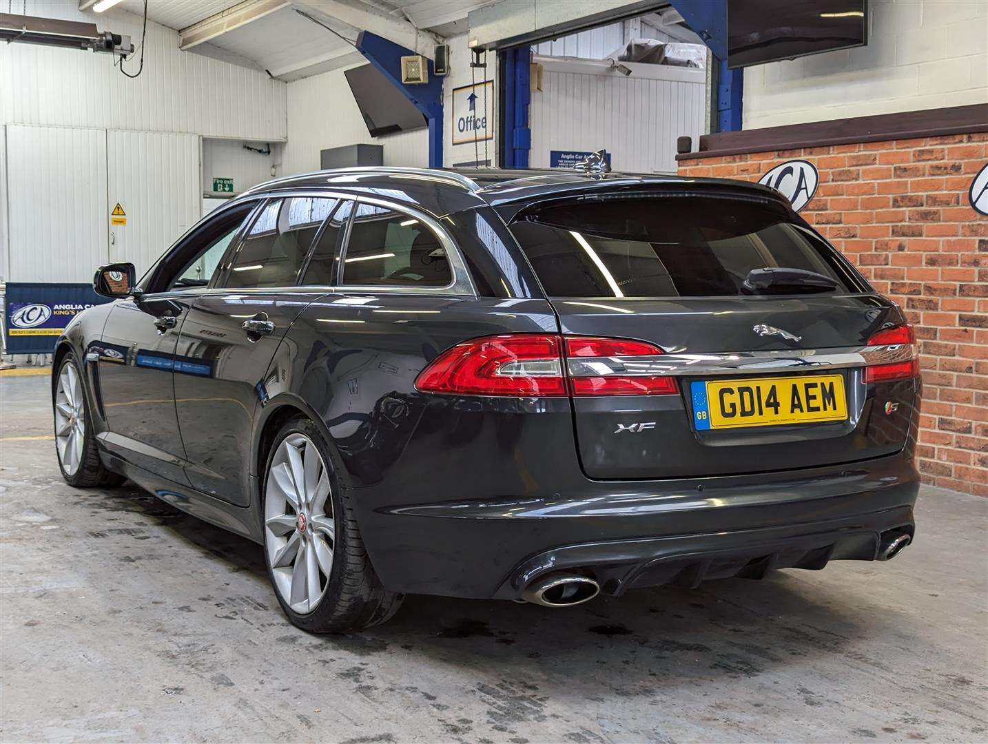 <p>2014 JAGUAR XF S PORTFOL SPORTBRAKE V</p>