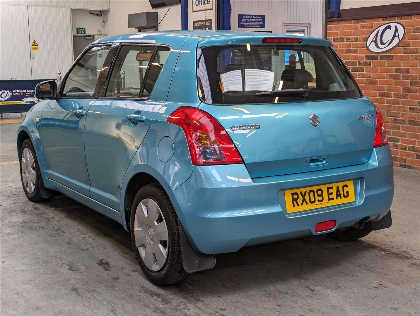 <p>2009 SUZUKI SWIFT GL 5DR</p>