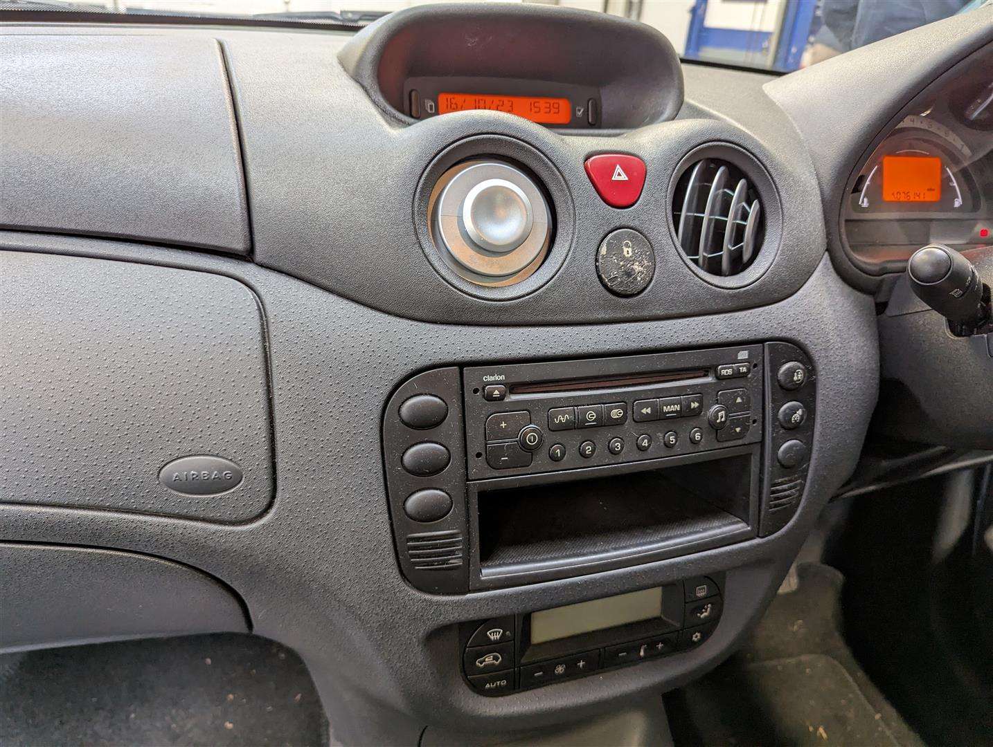 <p>2004 CITROEN C3 HDI SX</p>