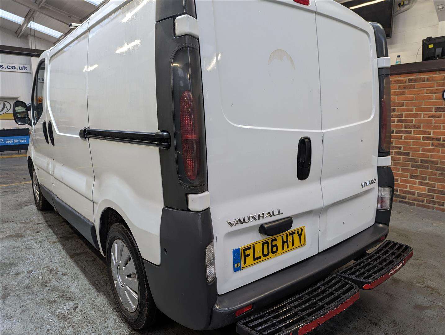 <p>2006 VAUXHALL VIVARO 2900 DI SWB</p>