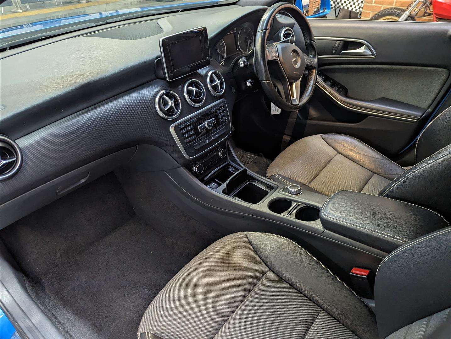 <p>2014 MERCEDES-BENZ A180 BLUEEFFICIENCY SE CD</p>