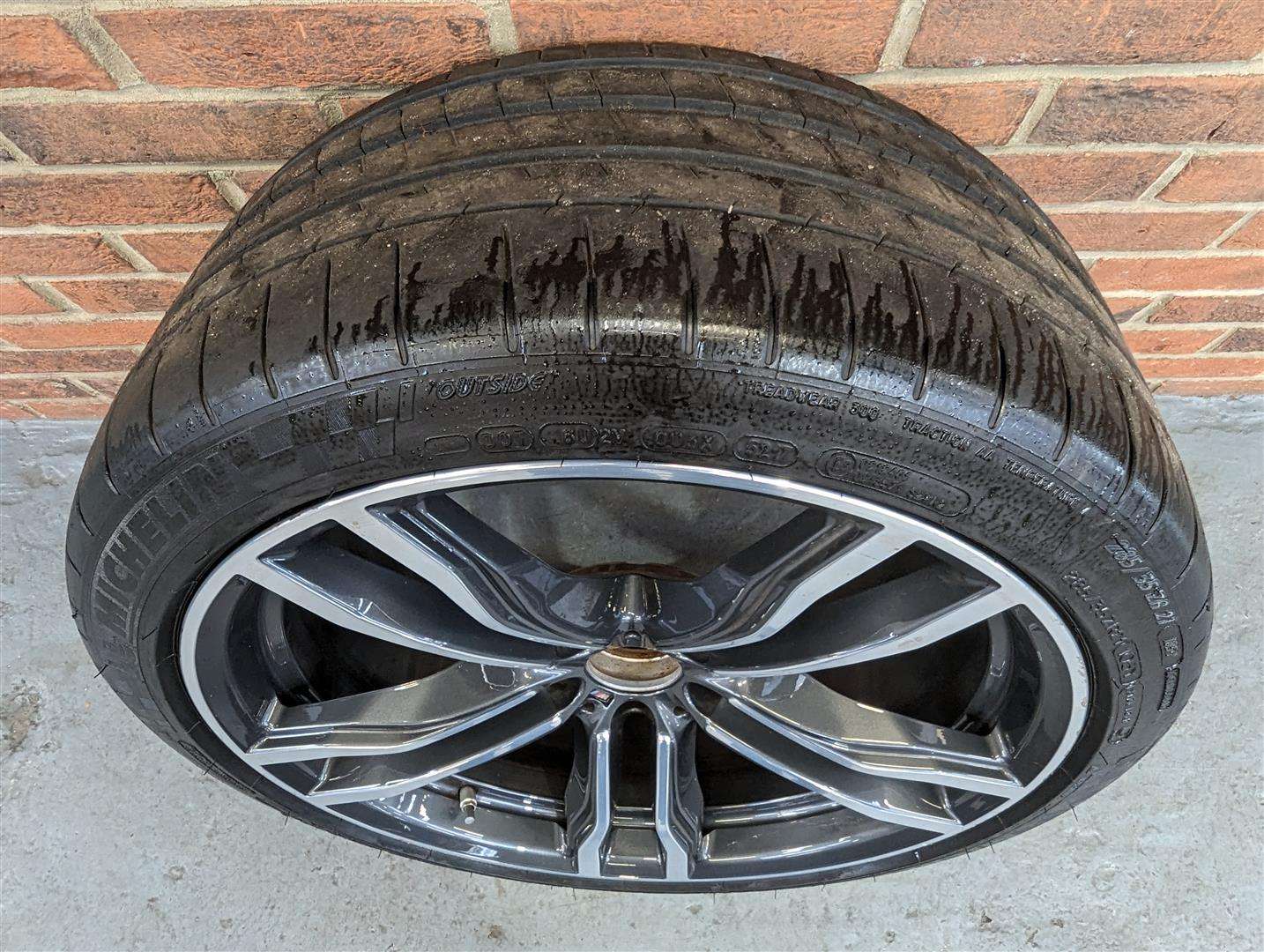 <p>ONE BMW X5 21" ALLOY</p>