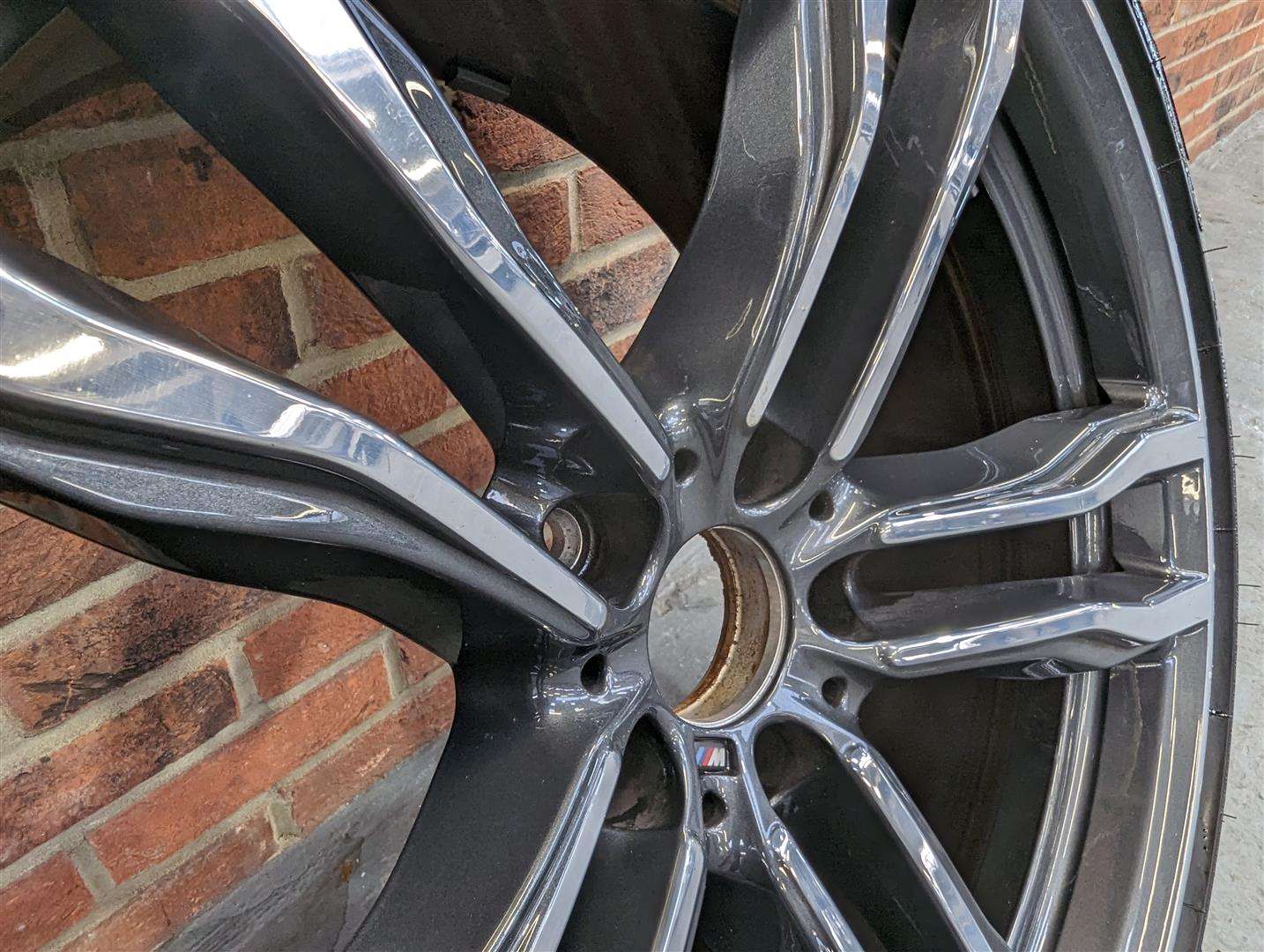 <p>ONE BMW X5 21" ALLOY</p>