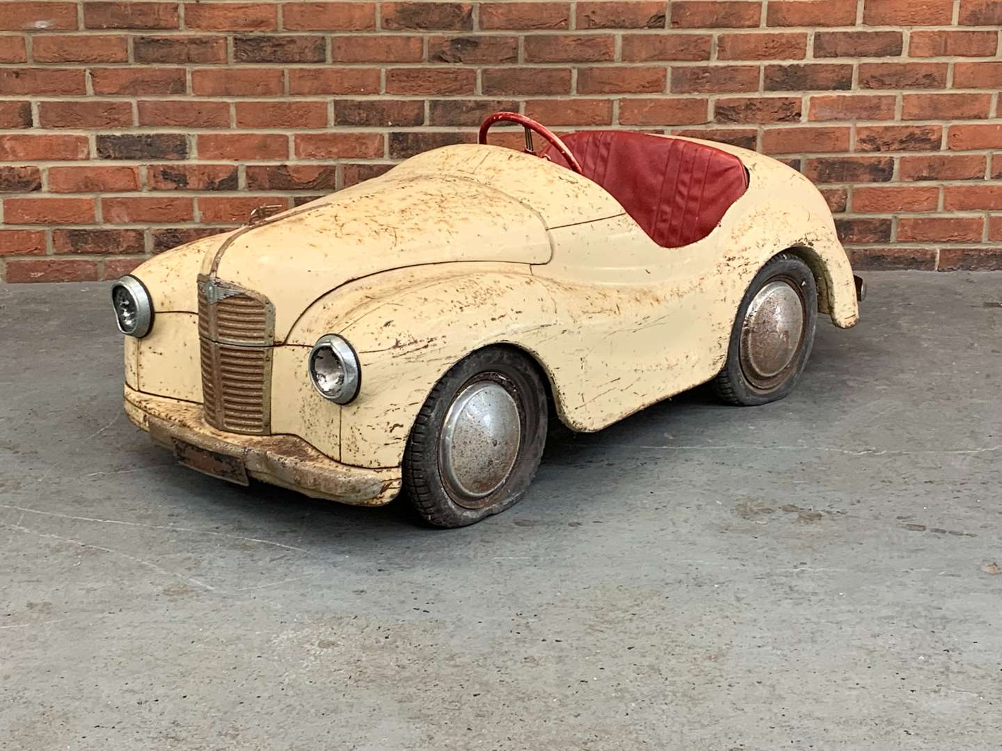 <p>Austin J40 Pedal Car</p>