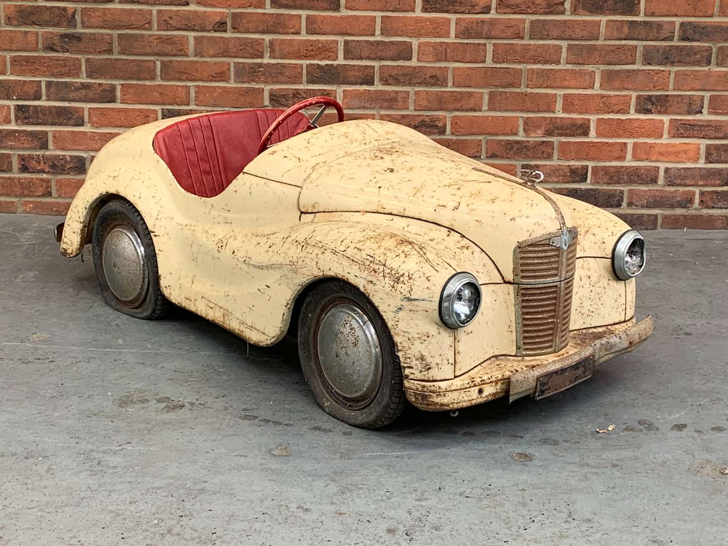 <p>Austin J40 Pedal Car</p>