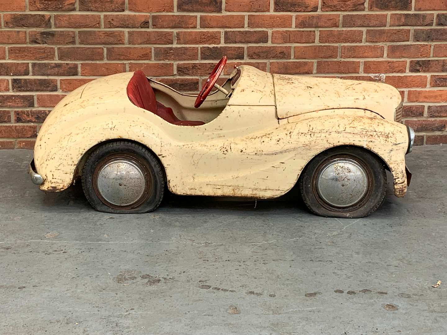 <p>Austin J40 Pedal Car</p>