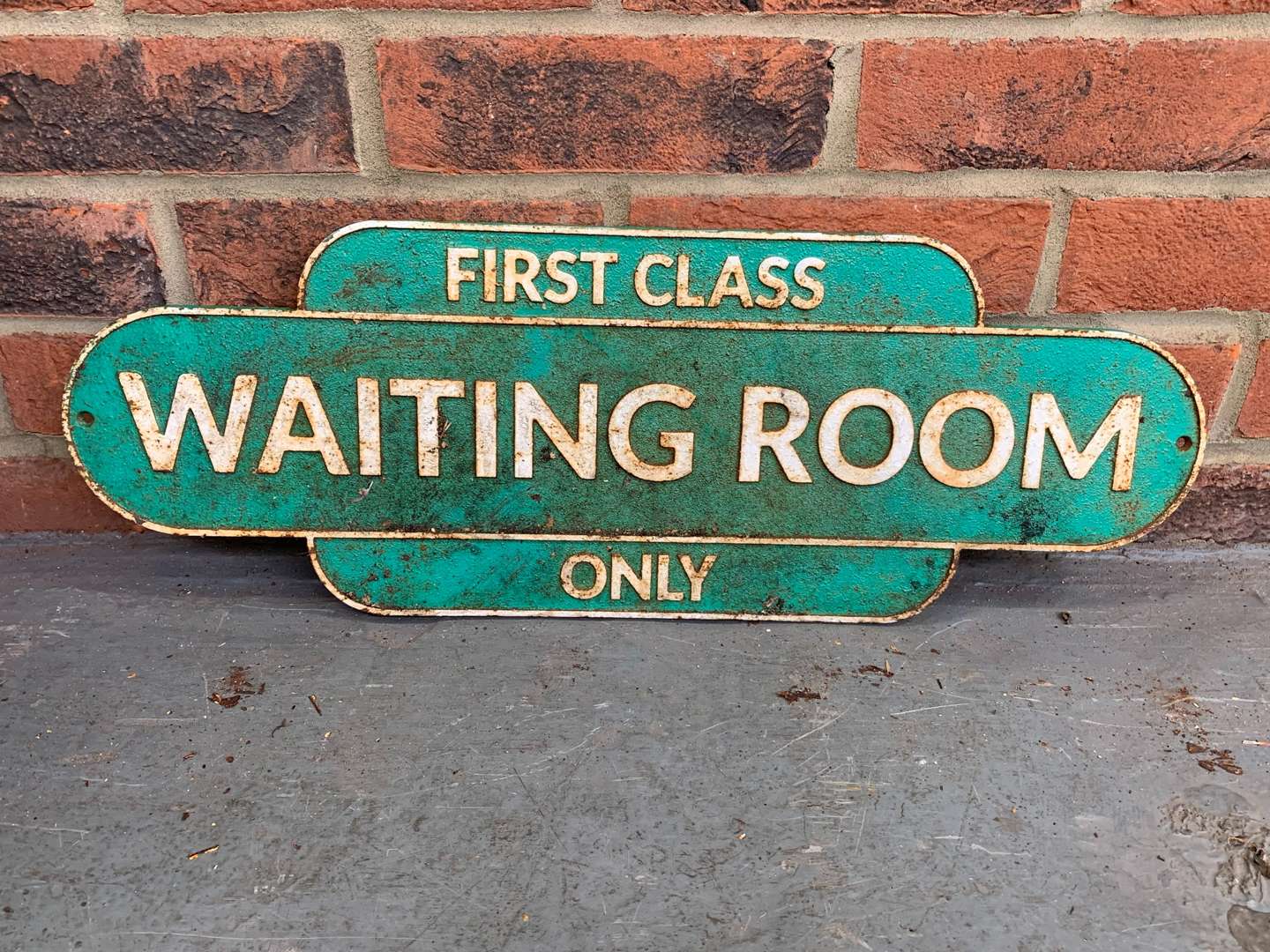 <p>Cast Iron First Class Waiting Room Sign</p>