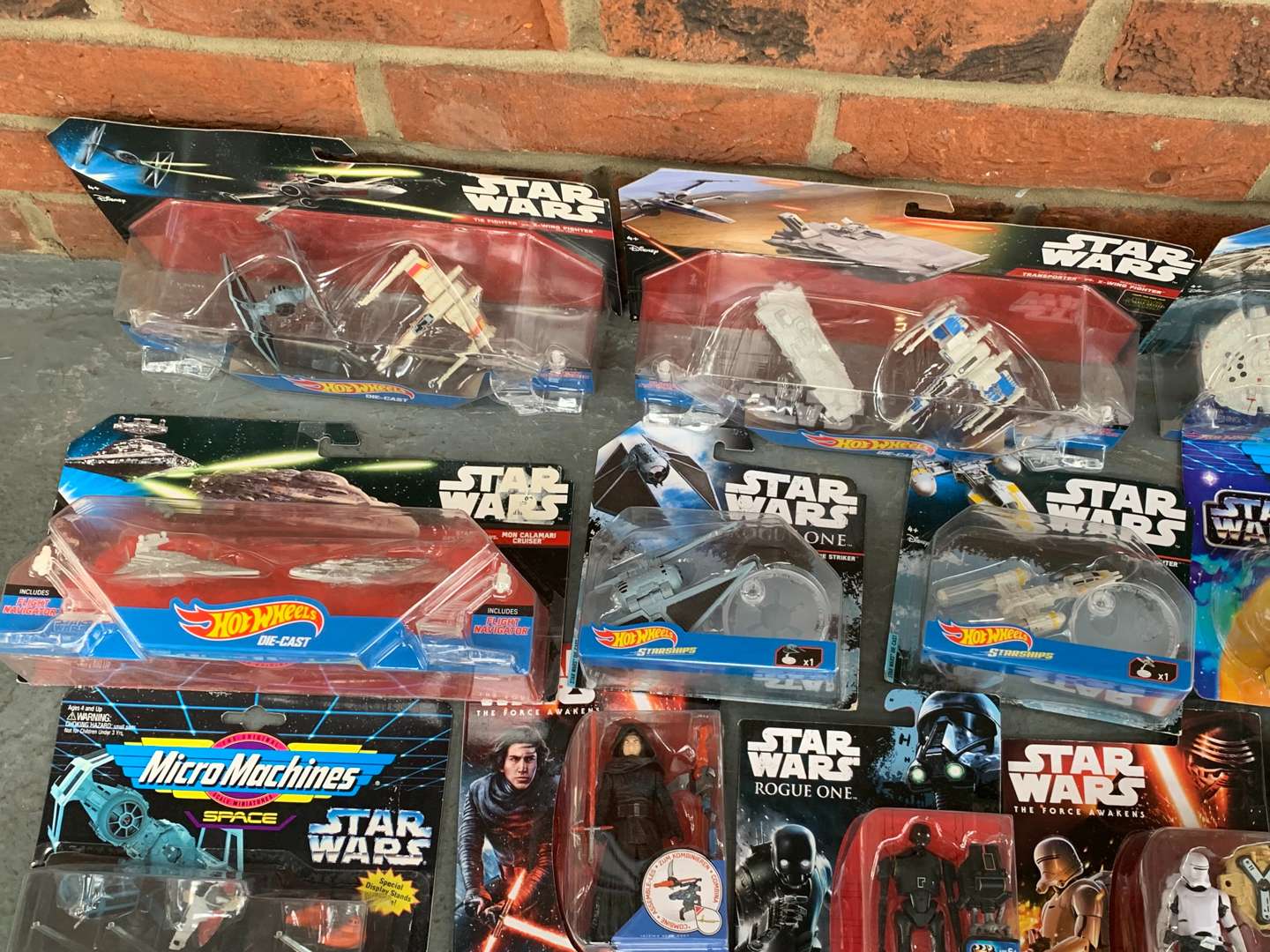 <p>Large Quantity of Star Wars Boxed Figures Etc</p>