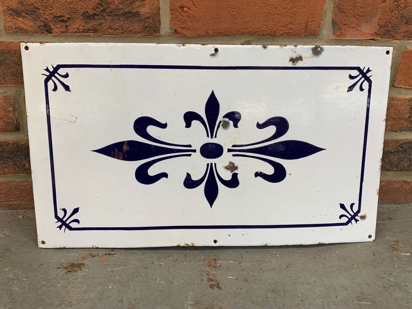 <p>Enamel fleur de lis Enamel Sign</p>