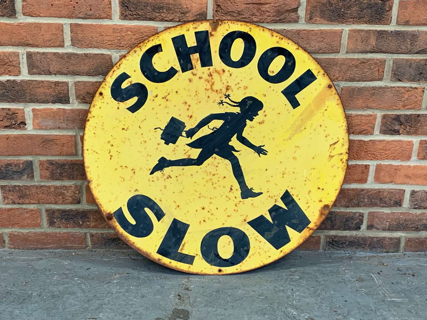 <p>Metal School Slow Circular Sign</p>