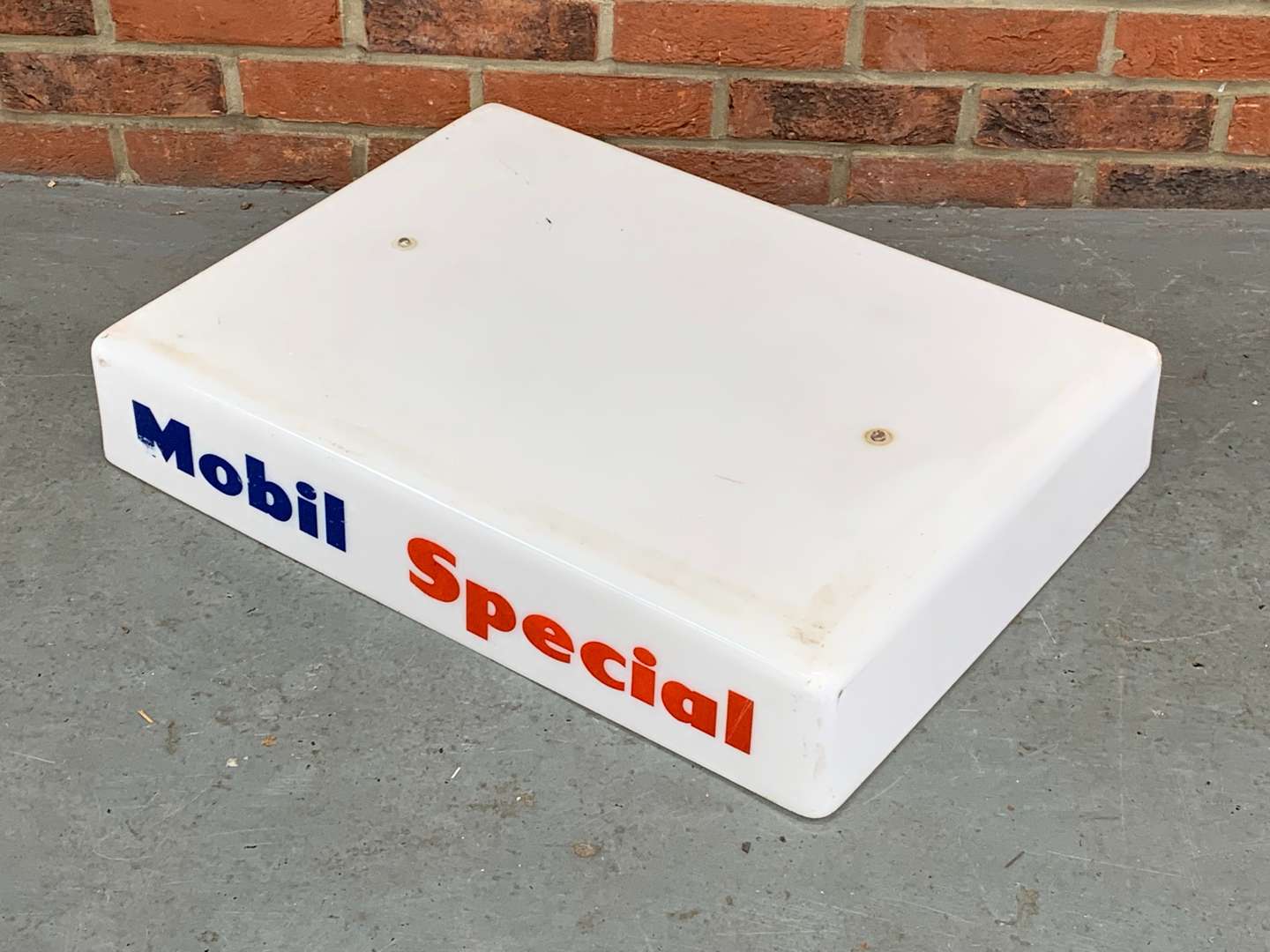 <p>Mobil Special Plastic Petrol Pump Top a/f</p>